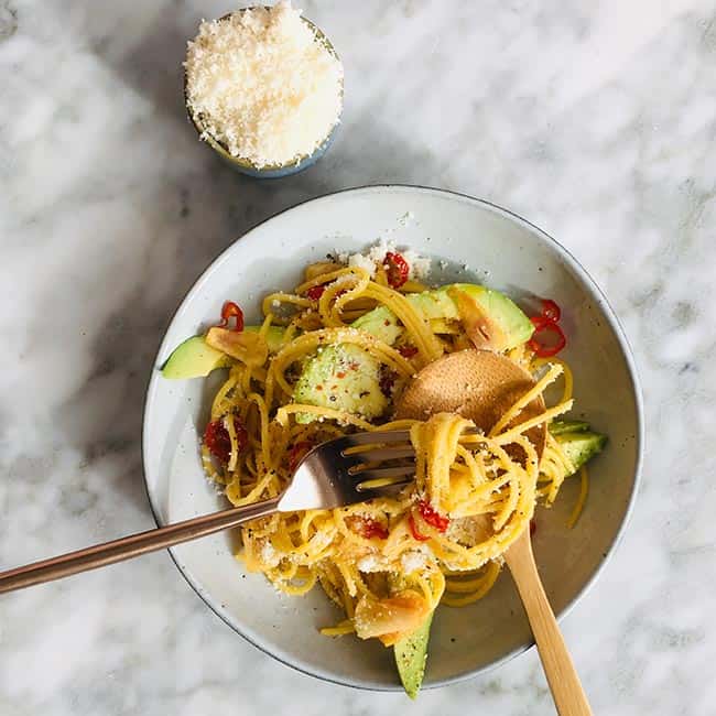 Spaghetti aglio olio rode peper simpel recept Spaghetti aglio olio rode peper simpel recept