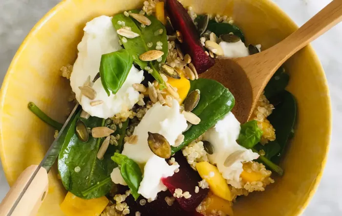 Quinoasalade mango spinazie