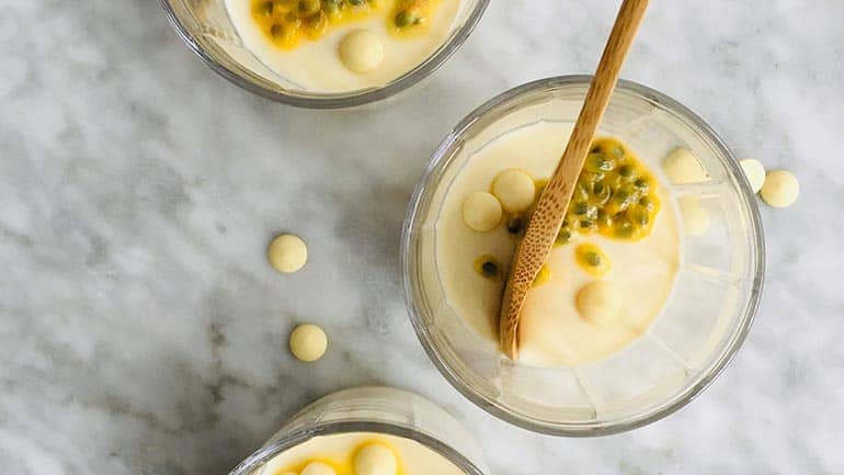 Panna cotta met witte chocolade en passievrucht