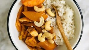 Rijst met kip perzik en cashewnoten recept