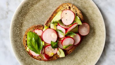 Toast met radijs en avocado