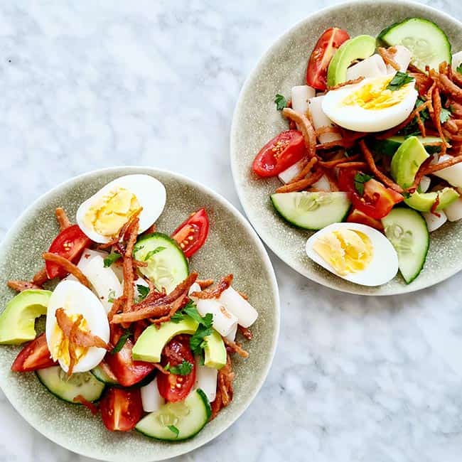 Pastasalade met avocado en spekjes maken