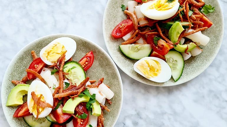 Pastasalade met avocado en spekjes