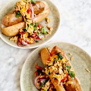 hotdogs maken met tomatensla