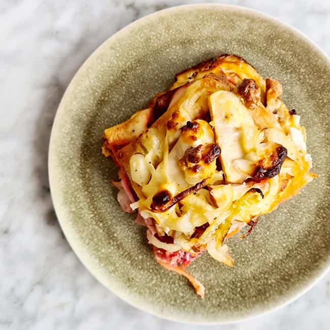 Lasagne op bord met rode biet appel en geitenkaas