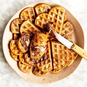 Kaneelwafels bakken en eten met choco pasta