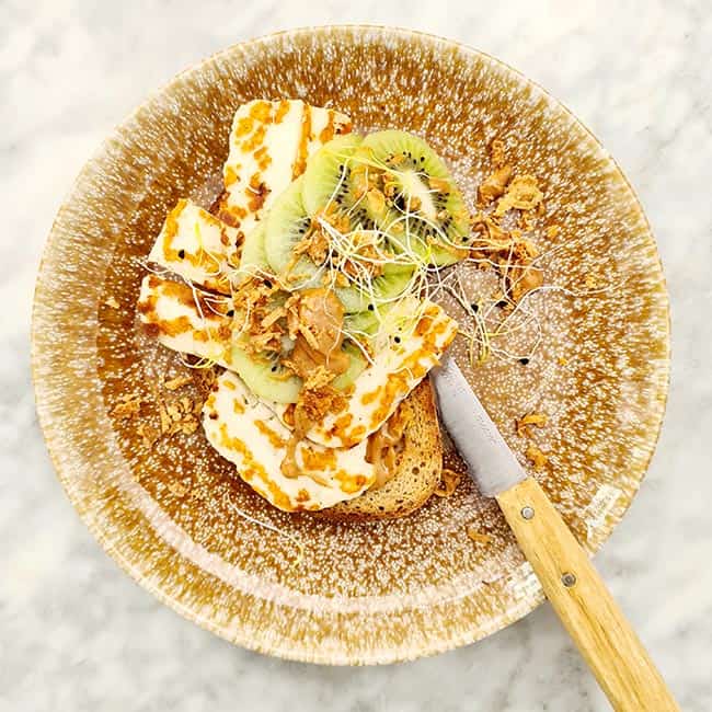 Halloumi met kiwi en pindakaas Halloumi met kiwi en pindakaas