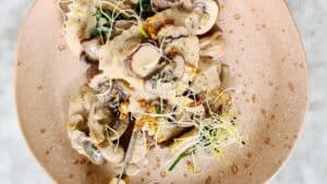 Pasta met vegan champignonroomsaus recept