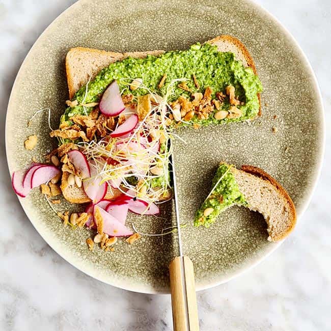 Pesto van radijsloof maken Pesto van radijsloof maken