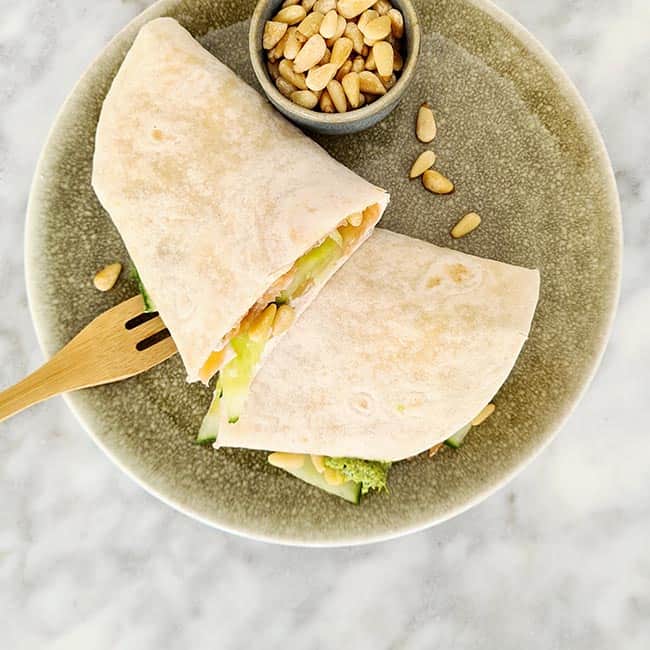 Wrap met zalm komkommer en pesto Wrap met zalm komkommer en pesto