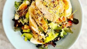 kipsalade met honing mosterddressing