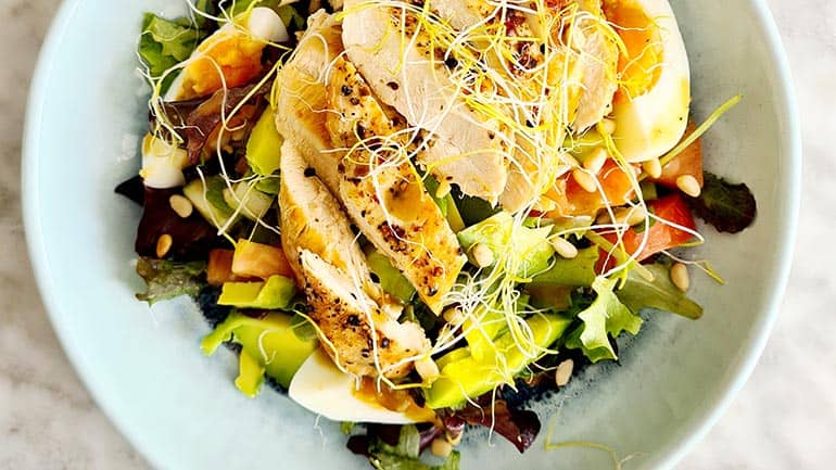 kipsalade met honing mosterddressing