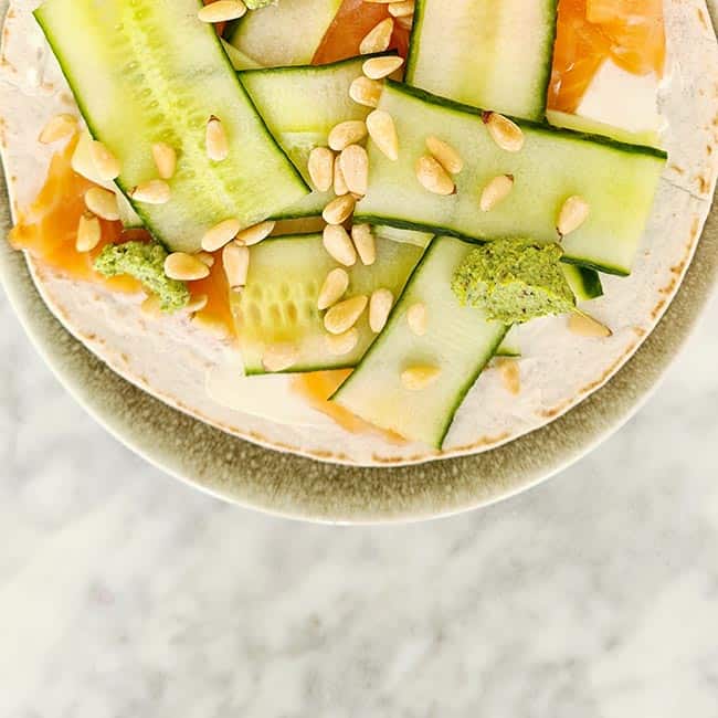 wrap met zalm komkommer spread en pesto wrap met zalm komkommer spread en pesto