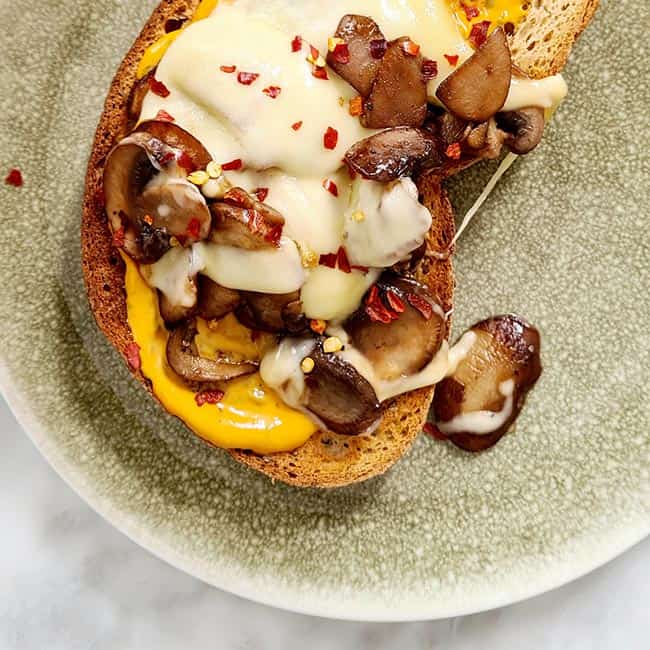 Snelle toast met paddestoelen maken