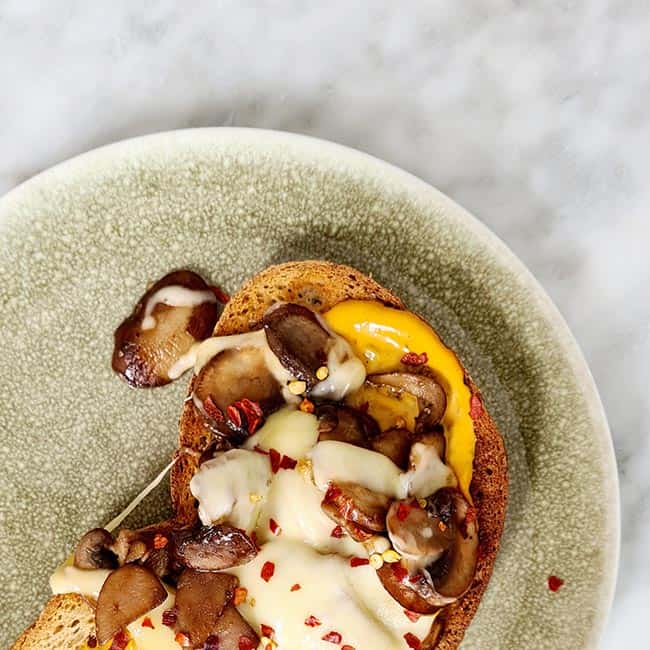 Toast champignons tomatenmayo chilivlokken