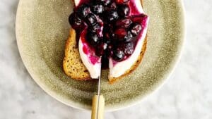 Toast met zoete ricotta en blauwe bes
