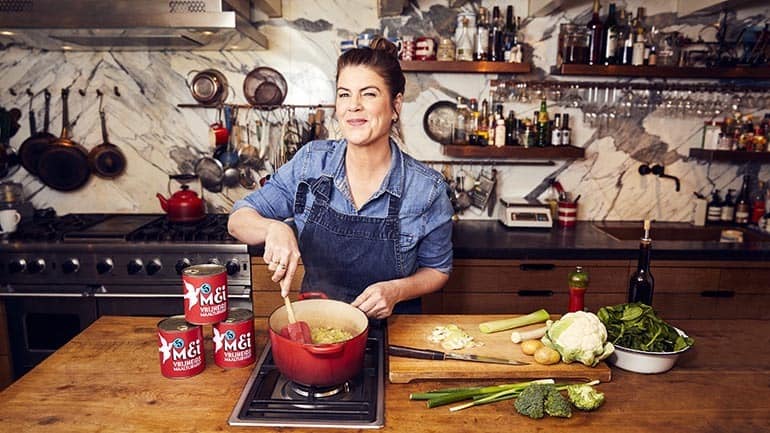 Yvette van Boven bereidt de Vrijheidsmaaltijdsoep Yvette van Boven bereidt de Vrijheidsmaaltijdsoep