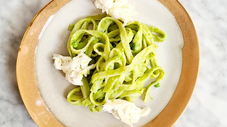 Tagliatelle met saus van doperwten