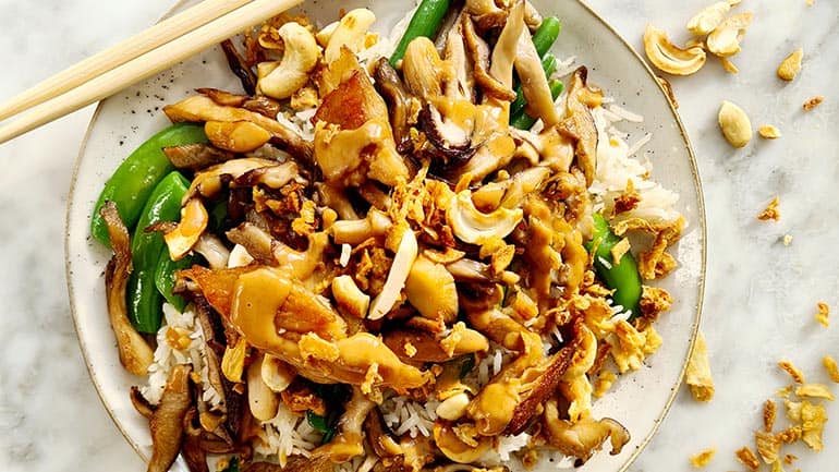 Thaise rijst met groene bonen Thaise rijst met boontjes en cashewnoten
