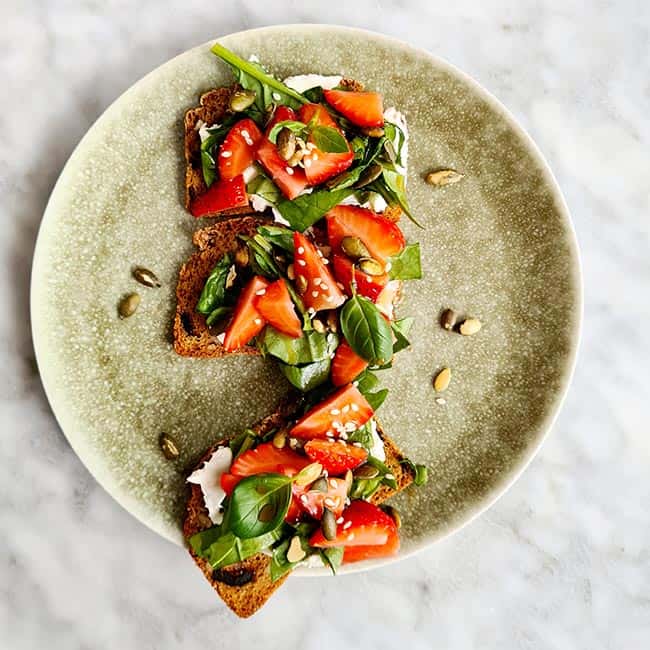 Salade met aardbeien op toast