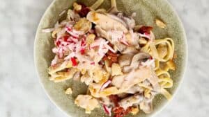 Pasta met champignons en zongedroogde tomaat