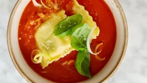 Tomatensoep met ravioli en basilicum