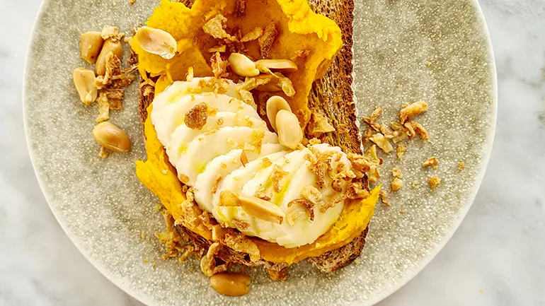 Pompoenspread met pindakaas en banaan