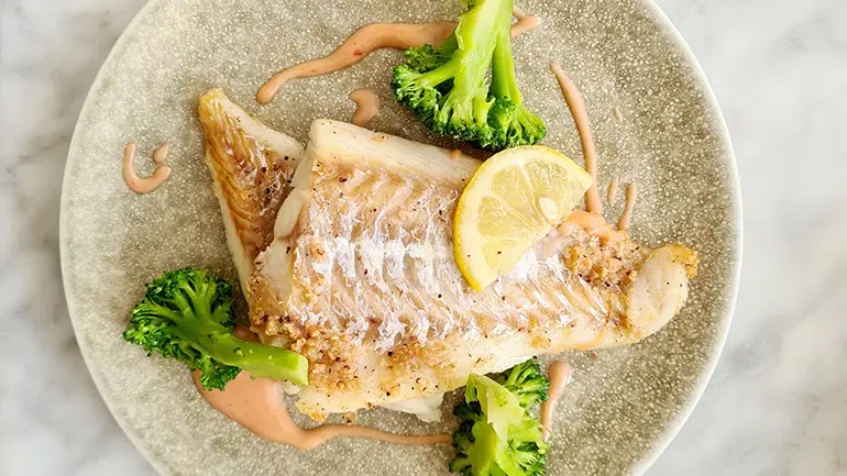 Vis uit de oven met knoflook en broccoli