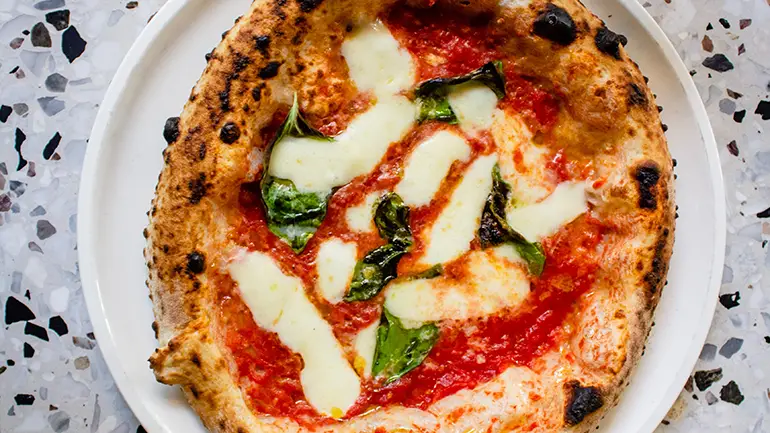 Pizza maken op de barbecue