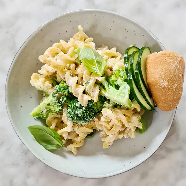 Pasta met broccoli eten