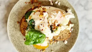 Zomerse eieren met yoghurt spinazie