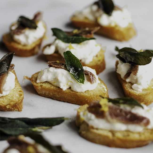 Crostini met burrata