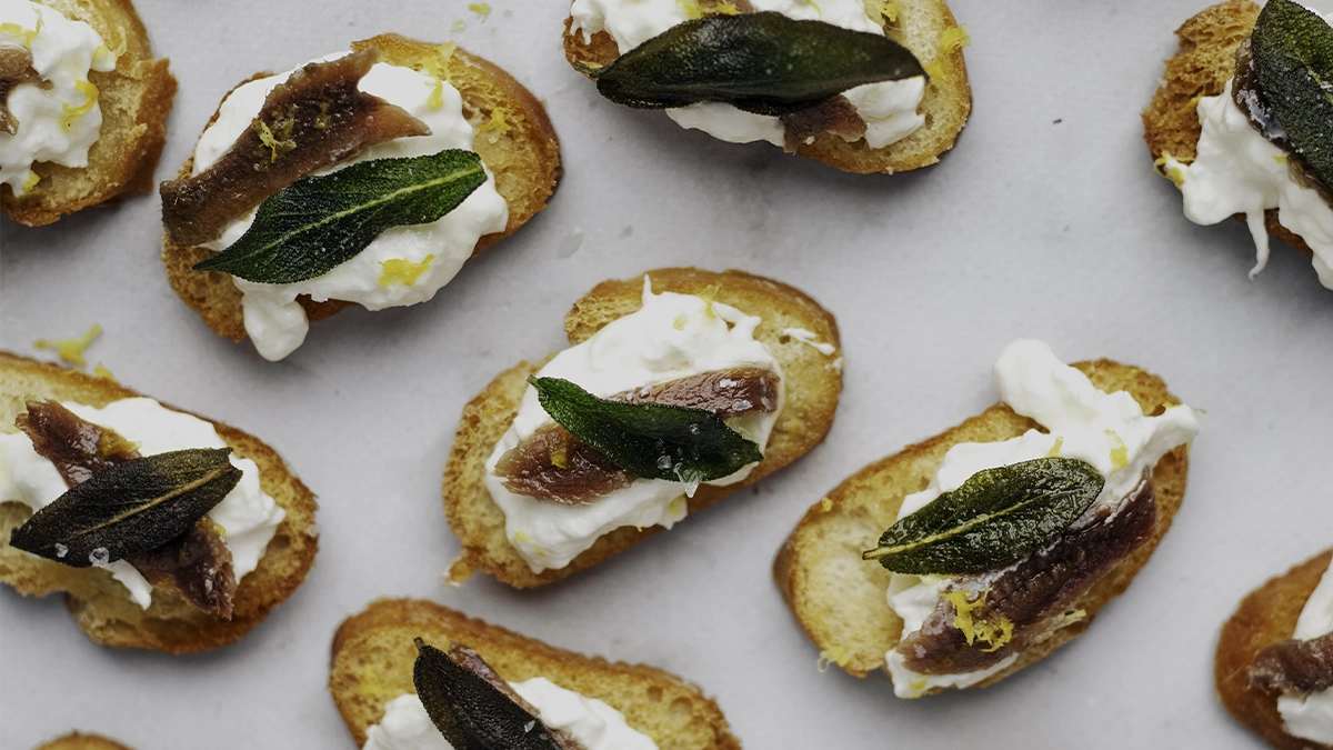 Crostini met burrata