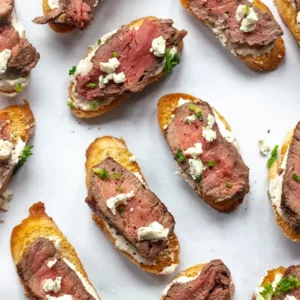 Biefstuk crostini met blauwe kaas