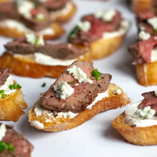 Crostini met biefstuk en blauwe kaas