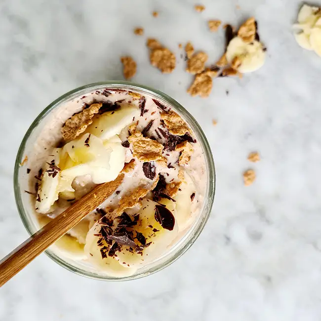 Overnight oats met pindakaas en plakjes banaan