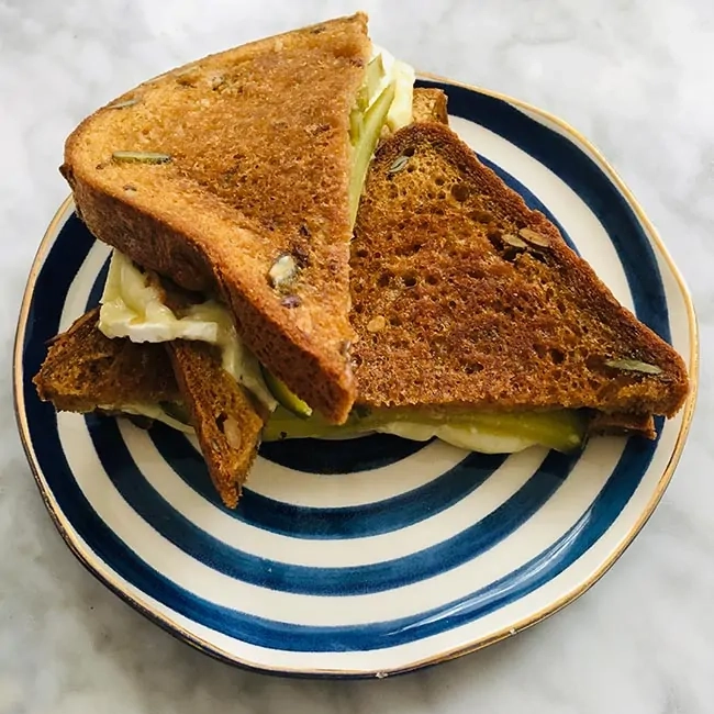 Tosti met brie jalapeno en augurk uit de pan