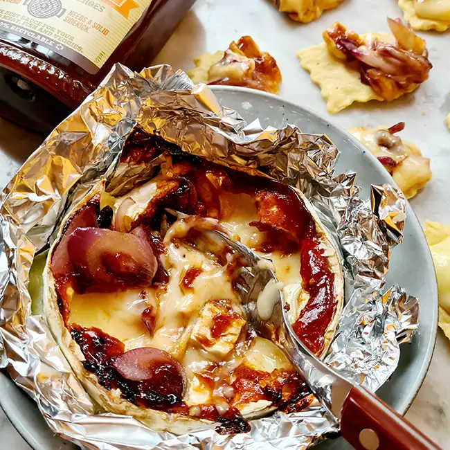 Camembert met gekarameliseerde uien
