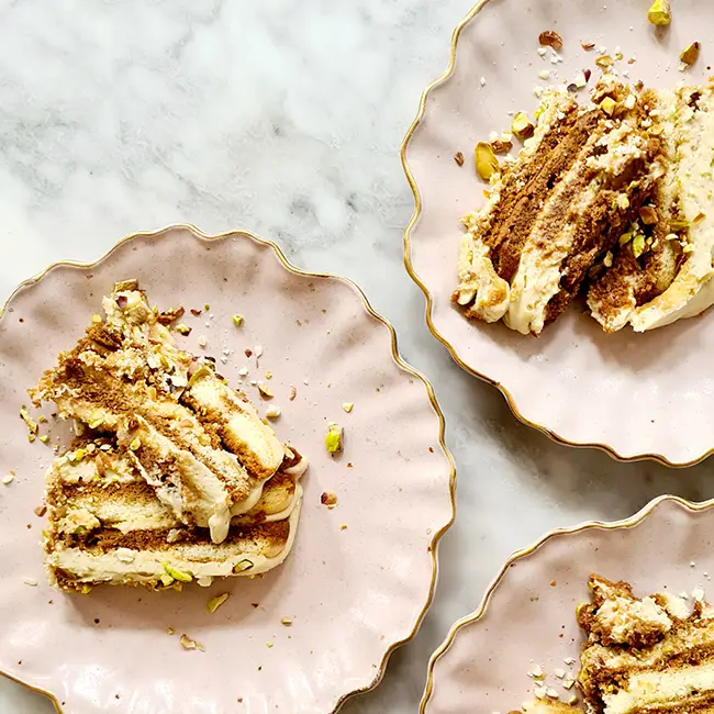 Tiramisu met pistache eten