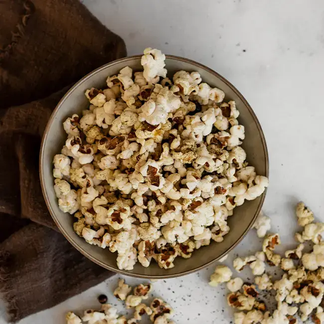 Zelfgemaakte popcorn met zaatar