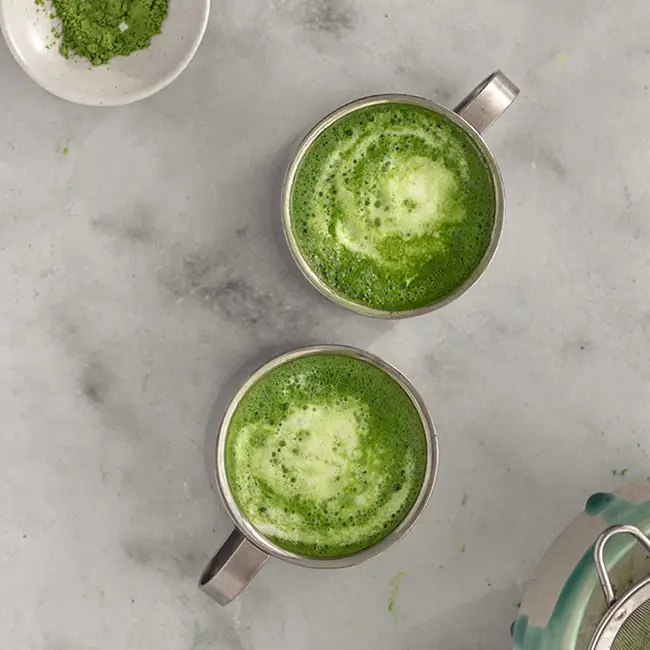 Matcha latte drinken