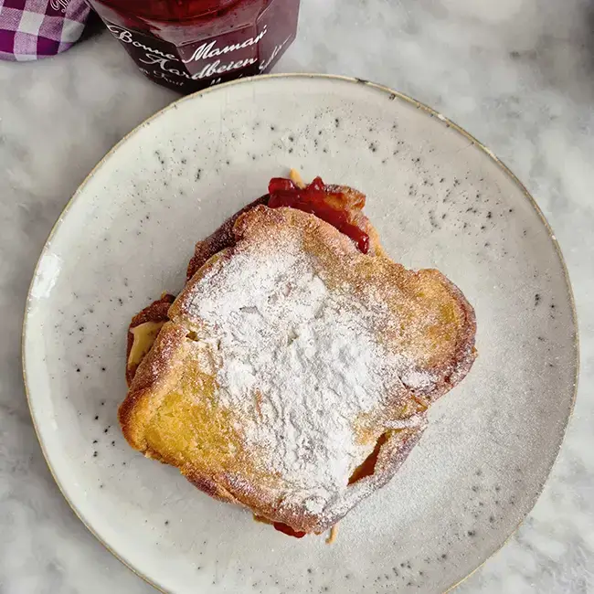 Peanut butter jelly French toast maken
