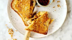 Pittige tosti met banaan en pindakaas