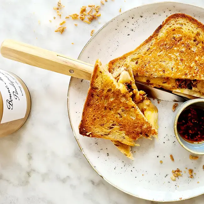 Pittige tosti met banaan en pindakaas en chili