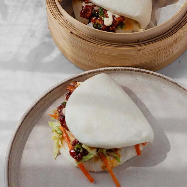 Bao bun met korean fried chicken Bao bun met korean fried chicken