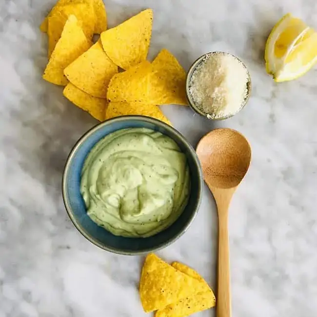 Avocado dip met verse peterselie