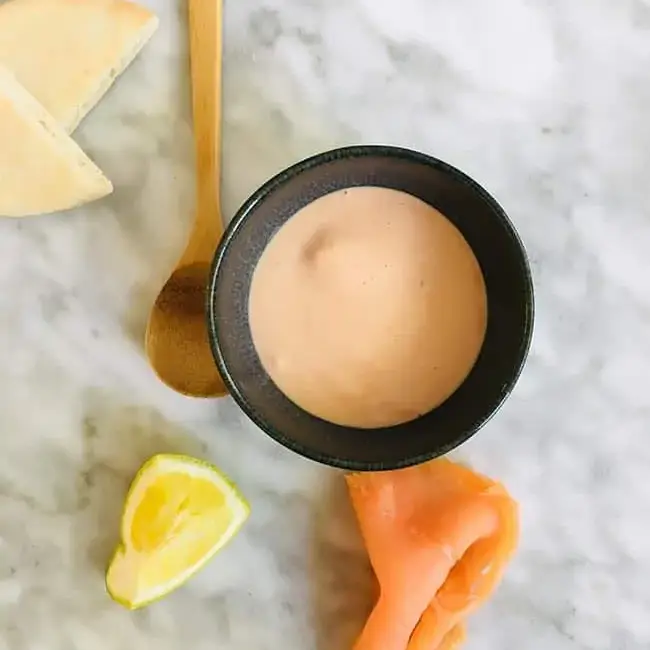 Cocktailsaus maken (whiskeysaus)