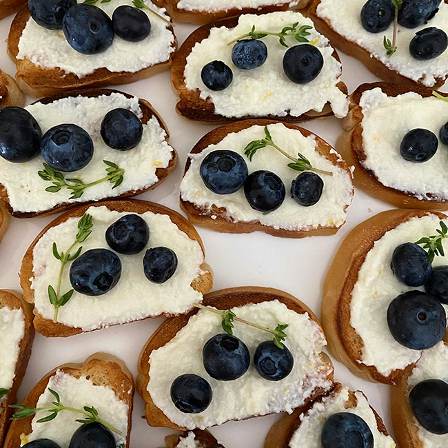 Hapje met ricotta en blauwe bessen Hapje met ricotta en blauwe bessen