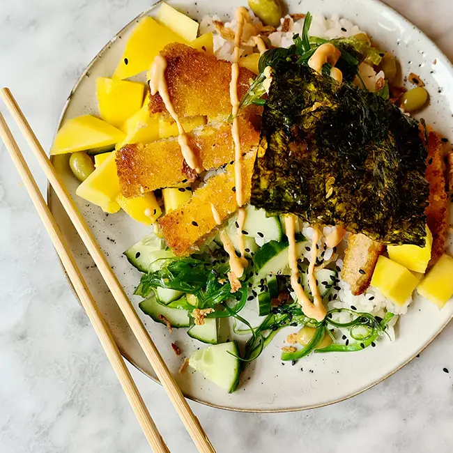 Poke bowl krokante kip en mango Poke bowl krokante kip en mango