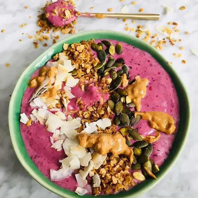 Smoothie bowl rood fruit